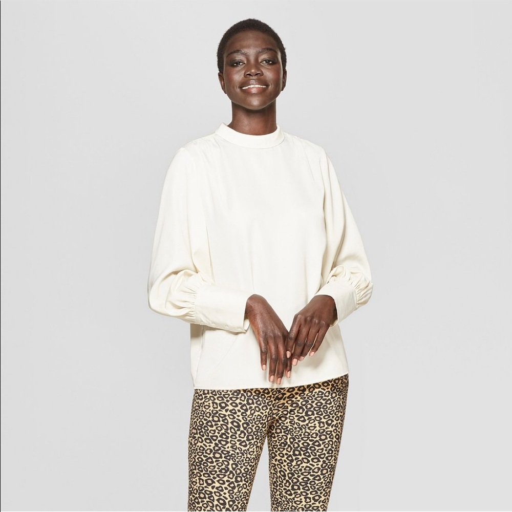 🌿Cream colored long sleeve blouse
